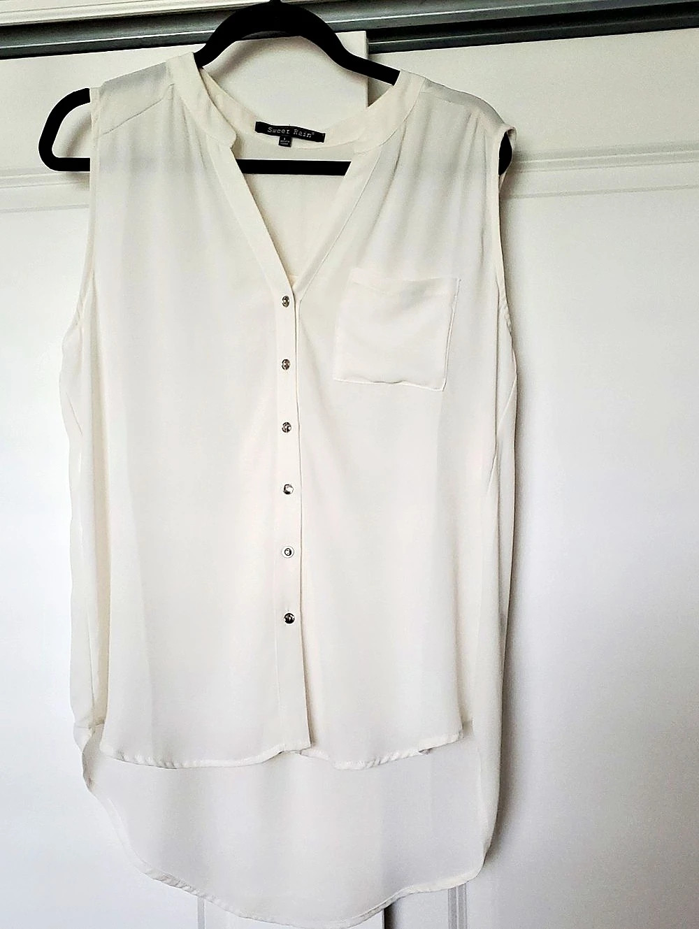Sweet Rain Sleeveless Button-Down Blouse in Creamy White